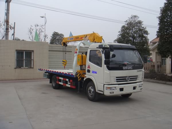 東風多利卡國四平板帶吊清障車